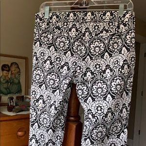 Old Navy Knit Cropped Pants Black & White Size 4